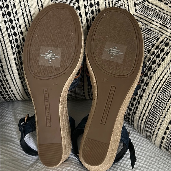 Tommy Hilfiger Blue and Tan Sandals with Cross-Over Straps NEW - Picture 5 of 8